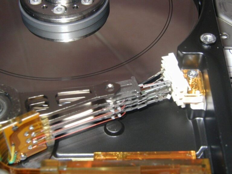 Rastavljen tvrdi disk na kojem su vidljiva oštećena mjesta.