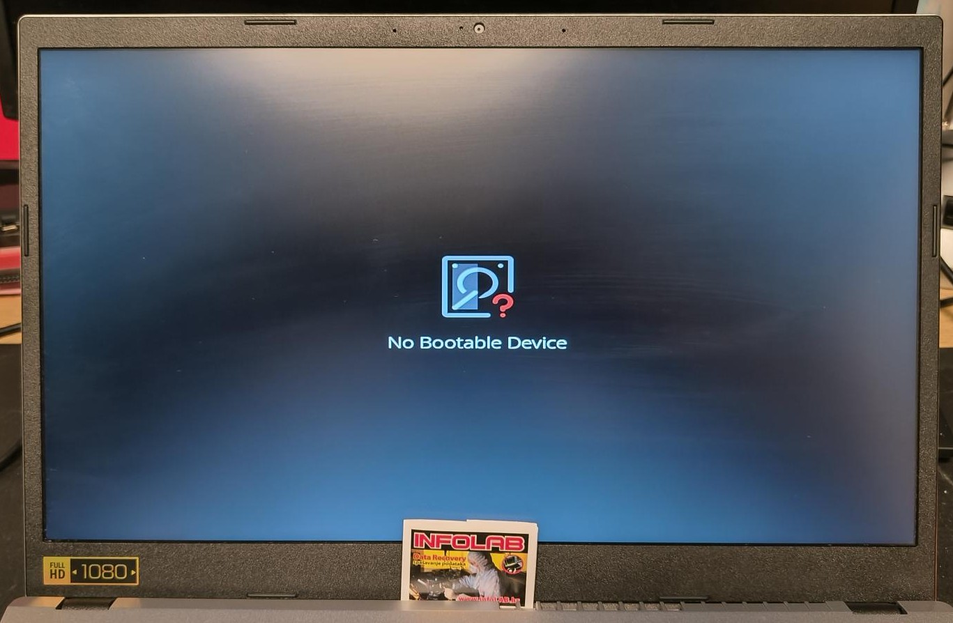 Serviser pregledava postavke BIOS-a na prijenosnom računalu.